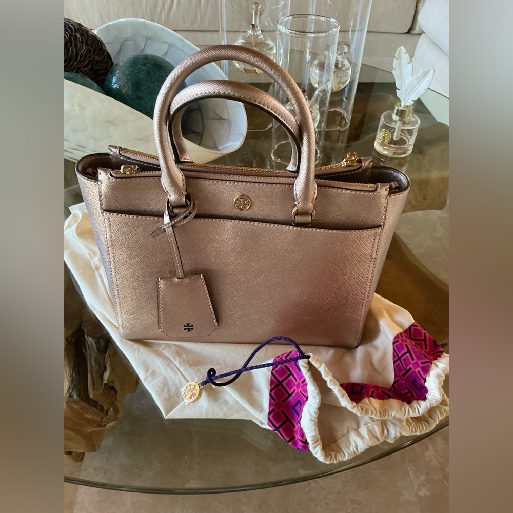 Tory burch Robinson rose gold Metallic Square Tote NWOT 👜